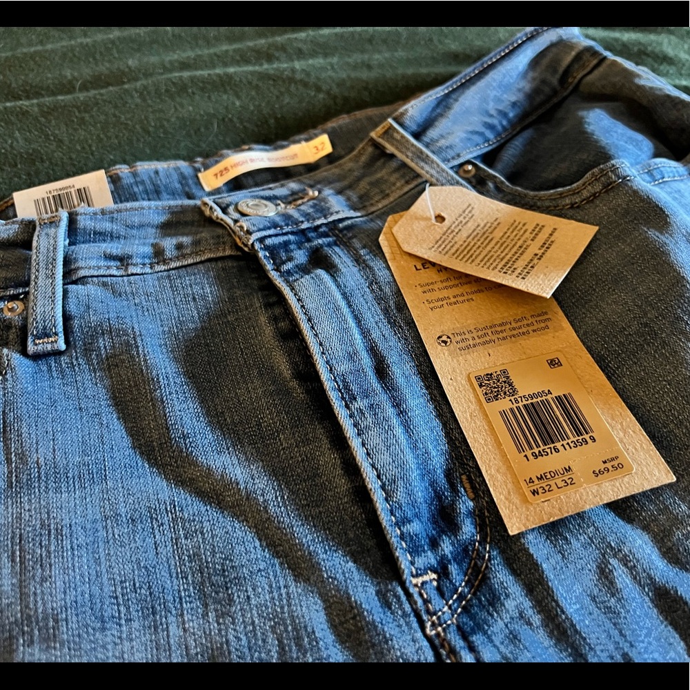 Levi 725 High Rise Bootcut Jeans